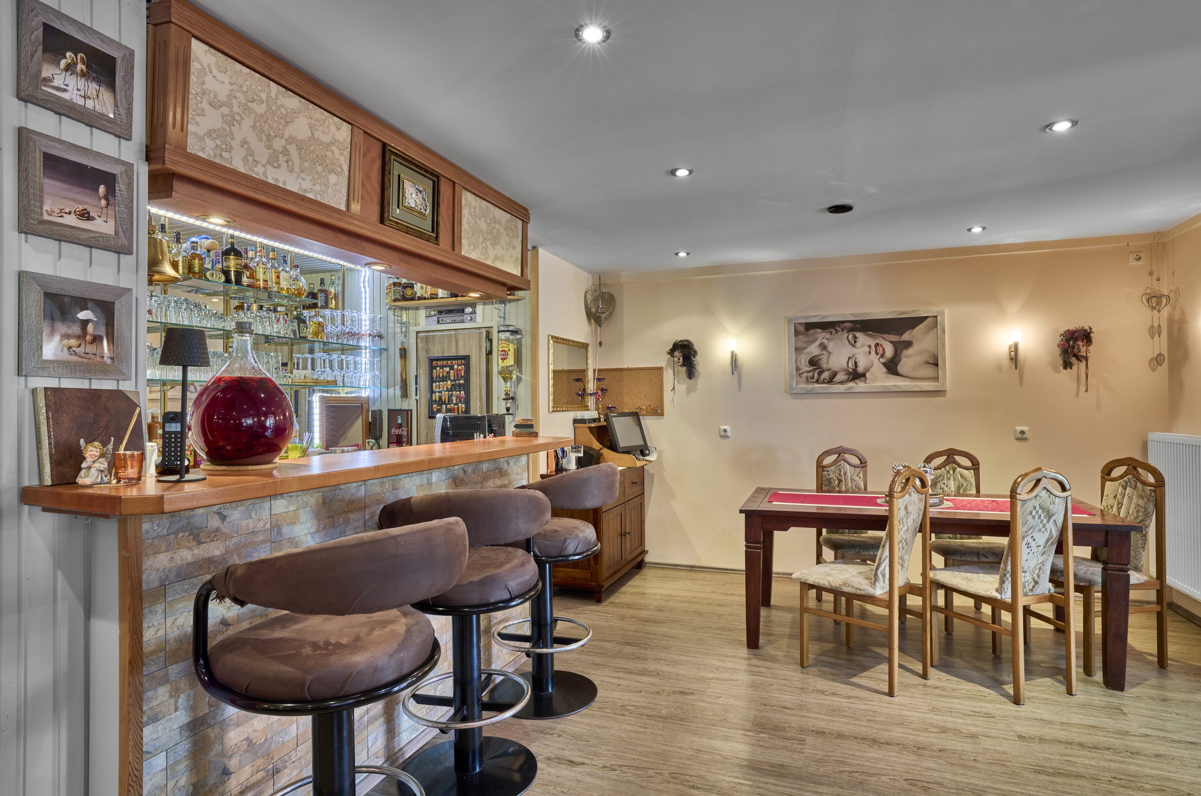 Hausbar mit Barhockern