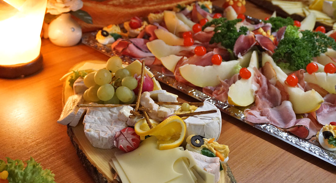 Angerichtete Platte mit Käse, Schinken und Melone
