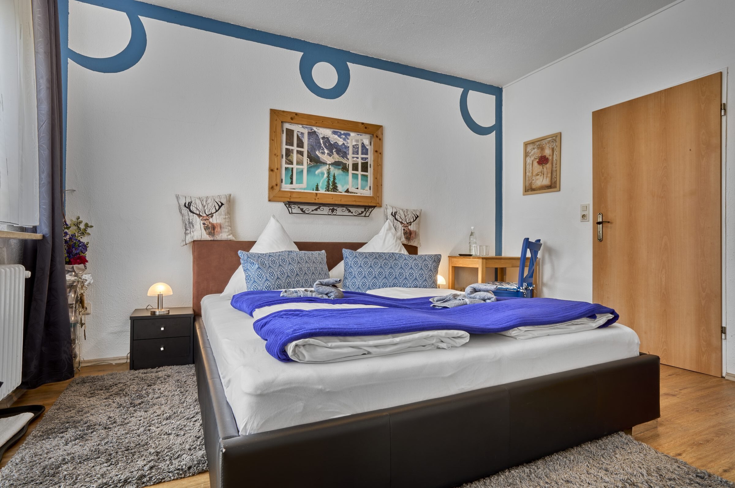 Mehrbettzimmer mit Bergbild